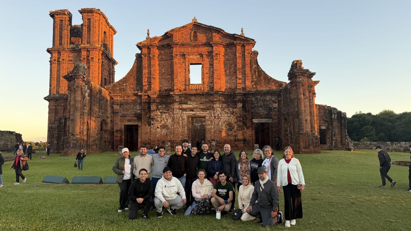 Peregrinos frente a las ruinas de São Miguel das Missões
