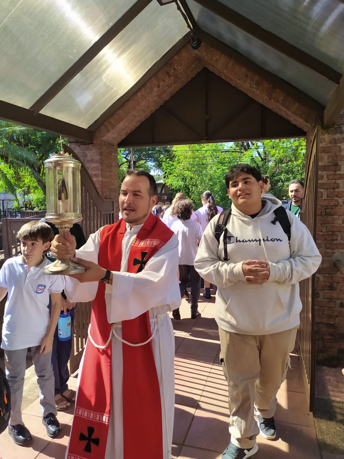 Procesión con la Reliquia de San Roque González
