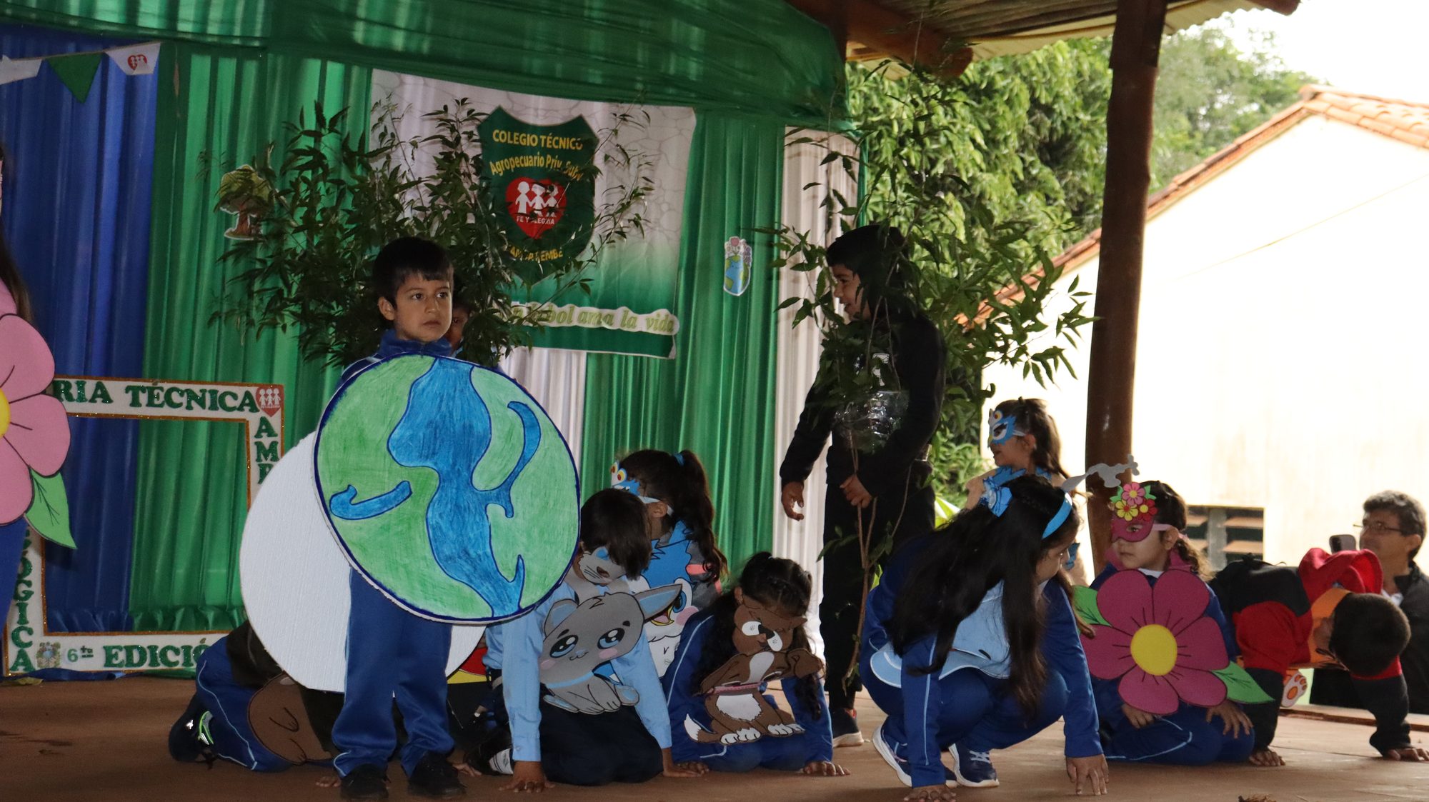 Estudiantes del Nivel Inicial en una presentación ambiental durante la feria