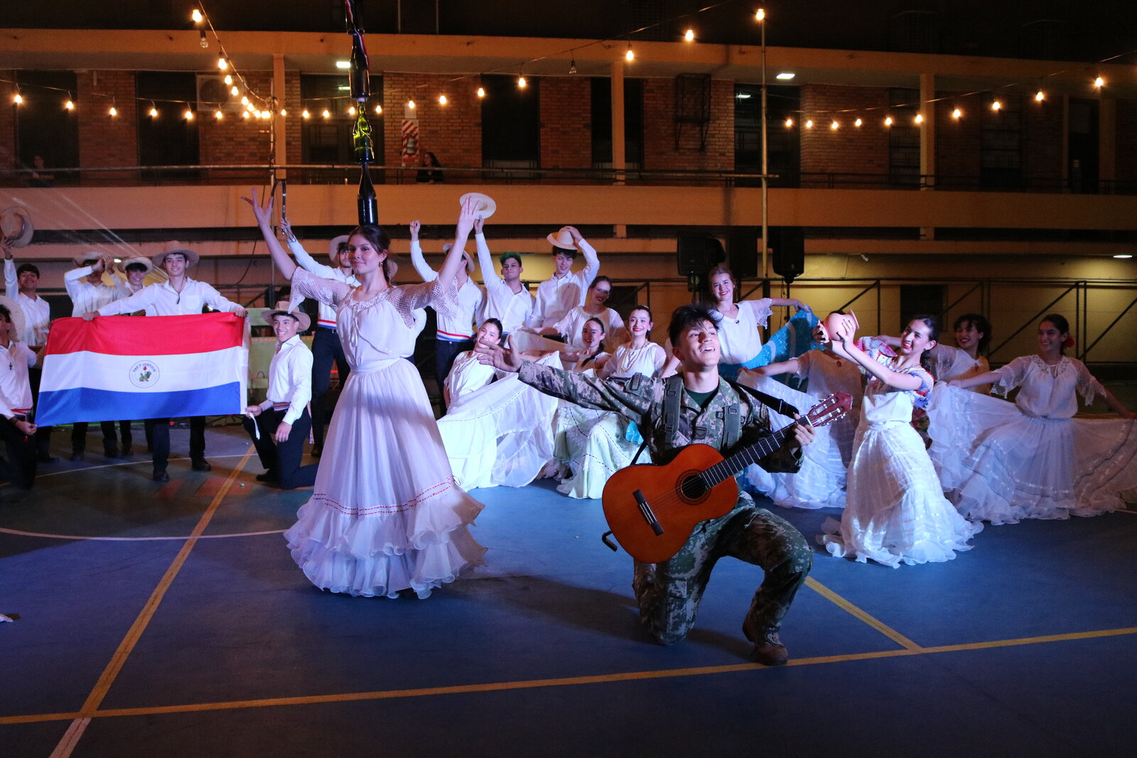 Festival cultural en el Colegio Cristo Rey, con danza folklórica paraguaya
