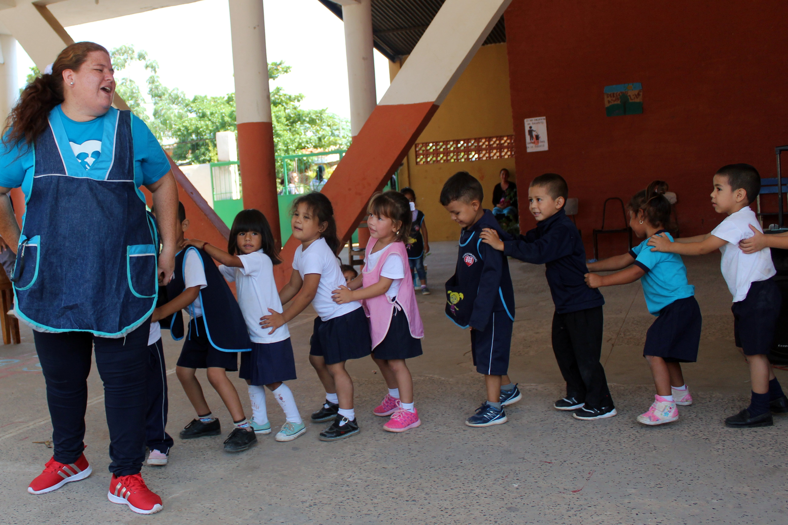 Niños de nivel inicial de Fe y Alegría jugando junto a su maestra