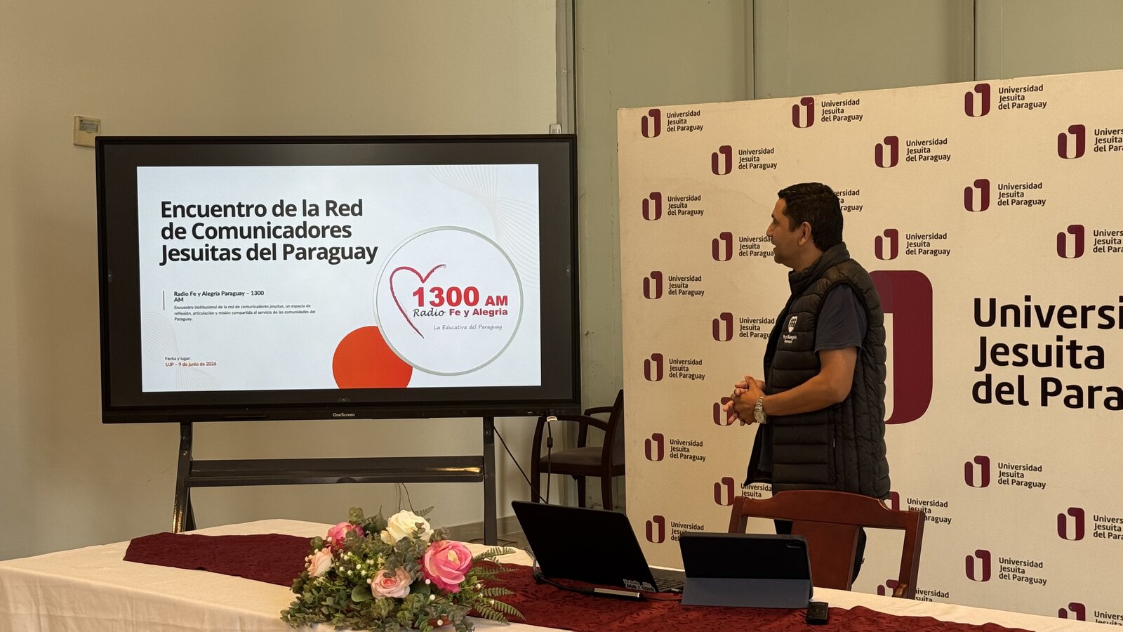 Exposición de Radio Fe y Alegría Paraguay durante el encuentro