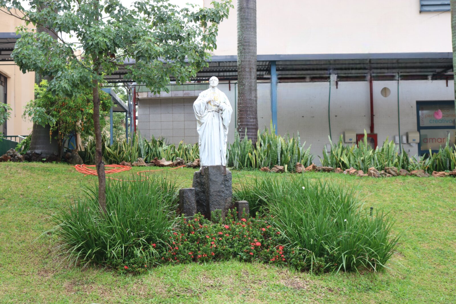Estatua de San Ignacio de Loyola en los jardines del Colegio Cristo Rey
