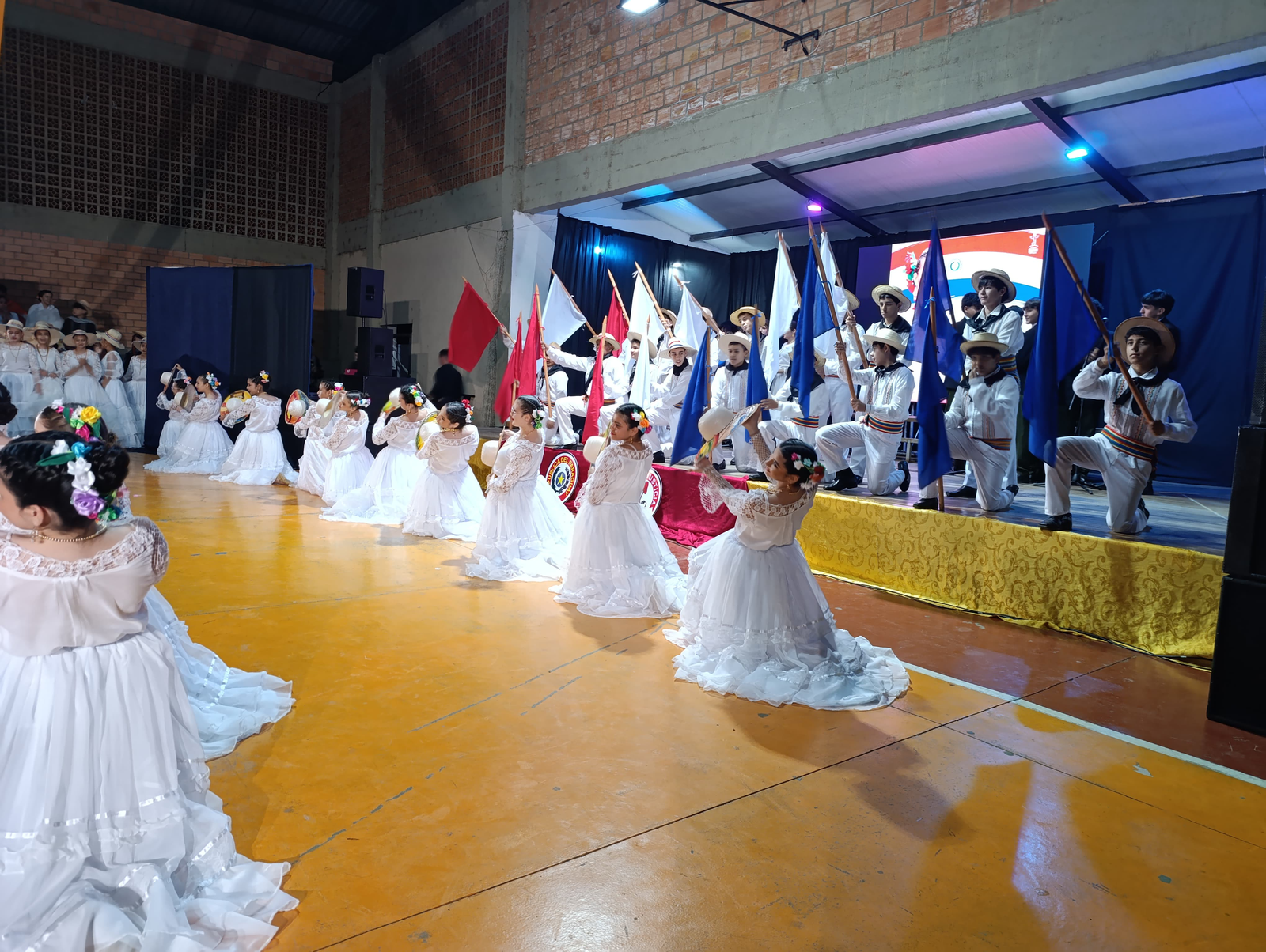 Estudiantes del Colegio San Roque González en una presentación de danza folklórica paraguaya