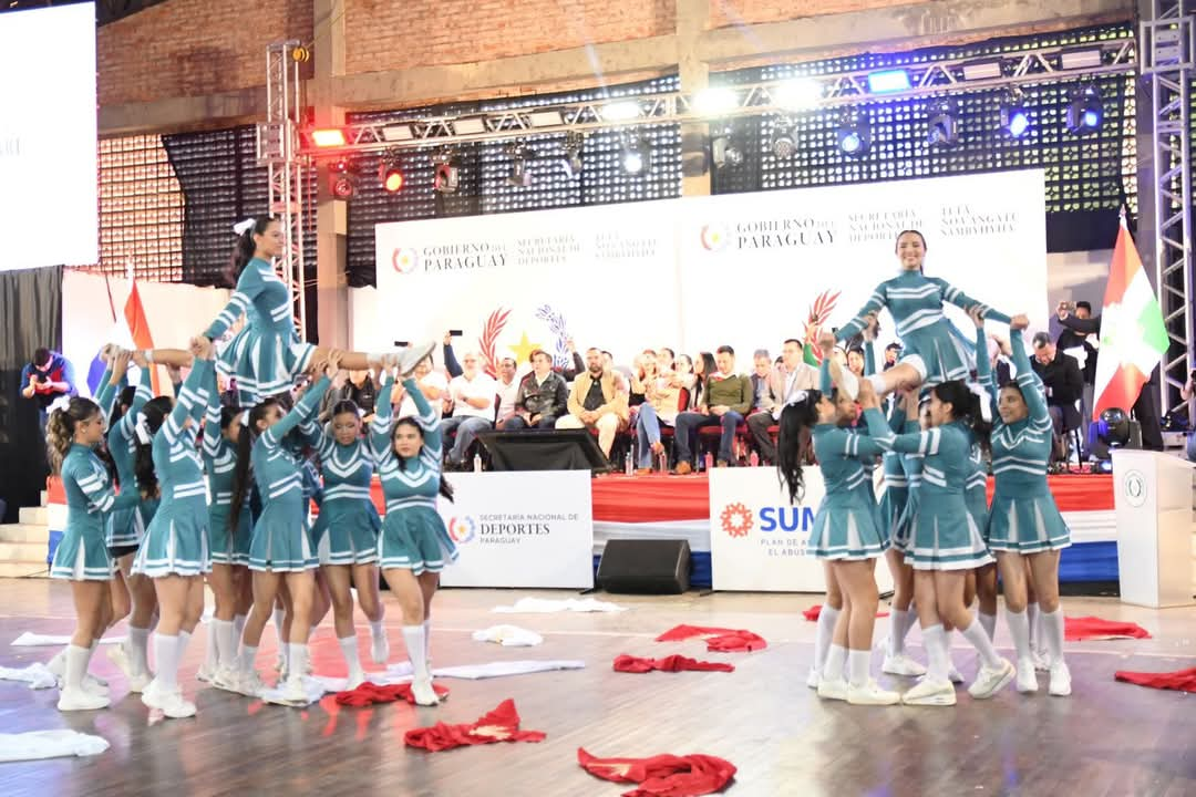 Estudiantes del Colegio San Roque González en una presentación