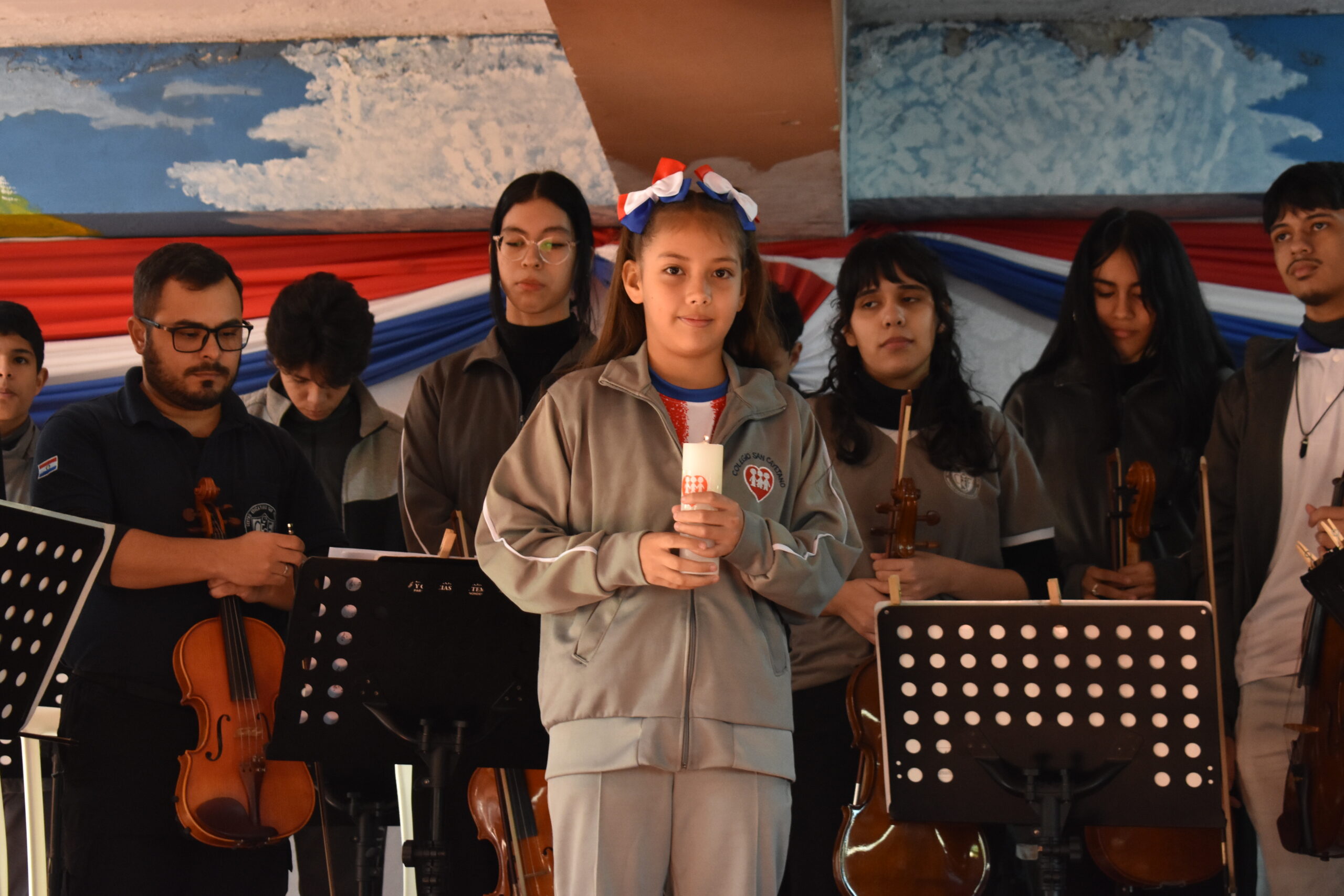 Estudiante del Colegio San Cayetano sostiene una vela durante la oración en memoria del pueblo venezolano