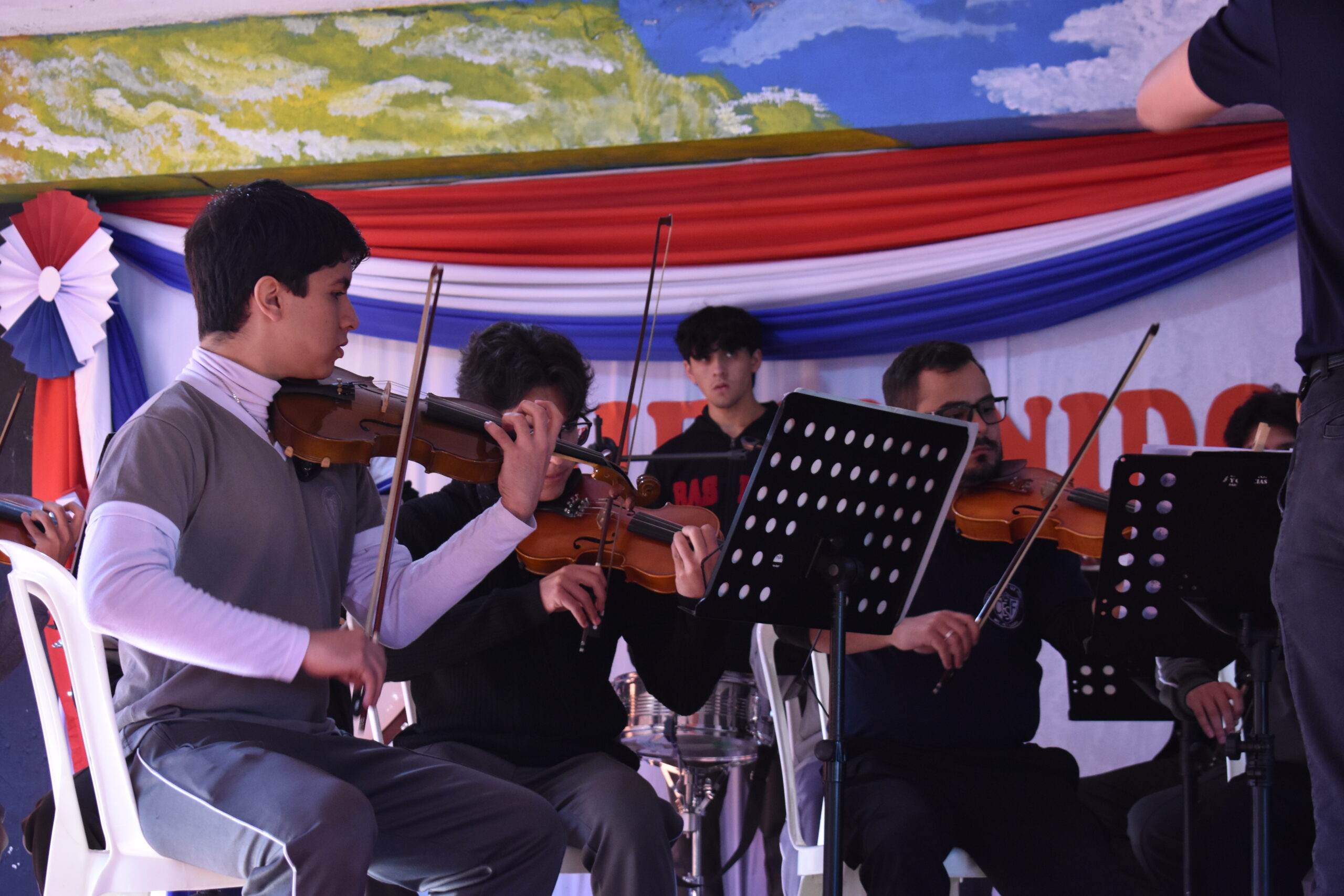 Integrantes de la Orquesta Sinfónica del Colegio Técnico San Francisco durante su presentación