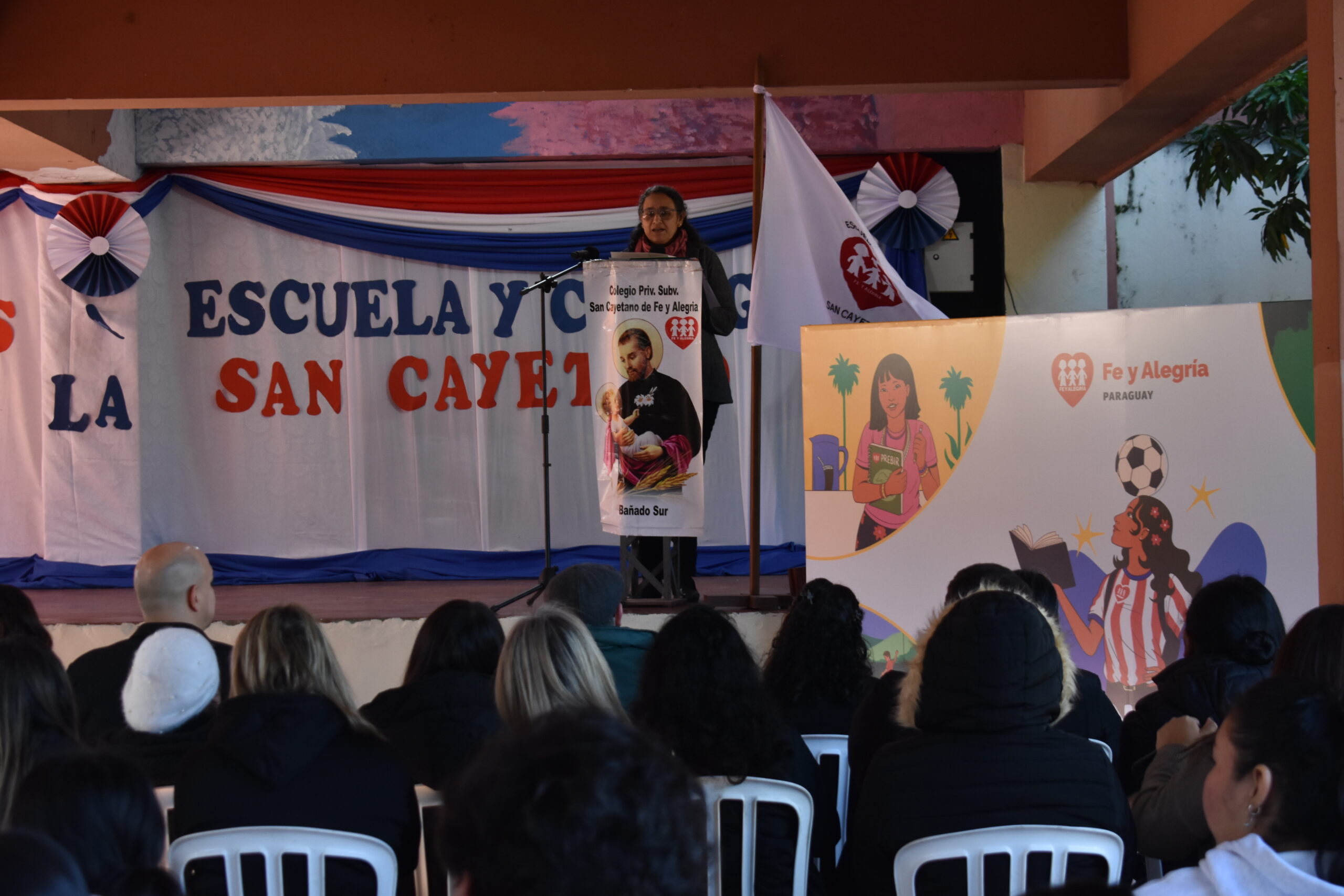 La Directora General de Fe y Alegría Paraguay, Dra. Nicol Ortiz, durante su discurso en el lanzamiento