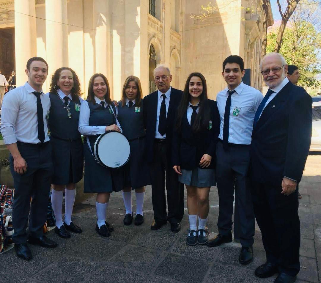P. José Manuel Valverde SJ junto a estudiantes