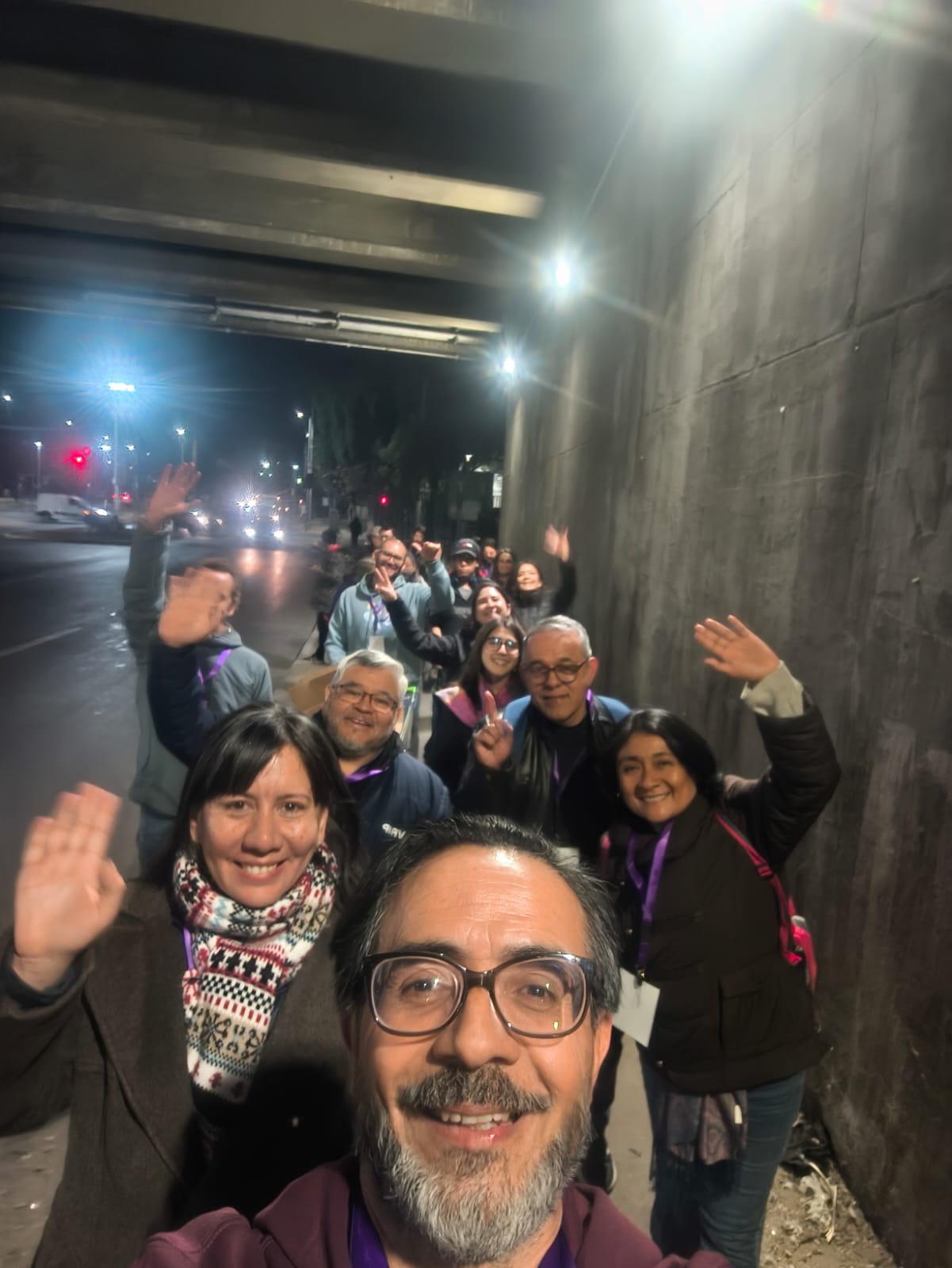 Voluntarios de la Noche del Encuentro recorren las calles de Santiago para acompañar a personas en situación de calle