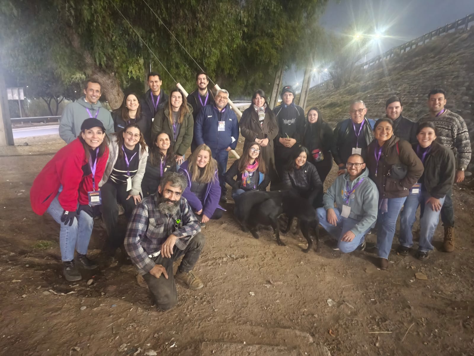 Equipo de la Noche del Encuentro junto a una persona en situación de calle en Santiago de Chile