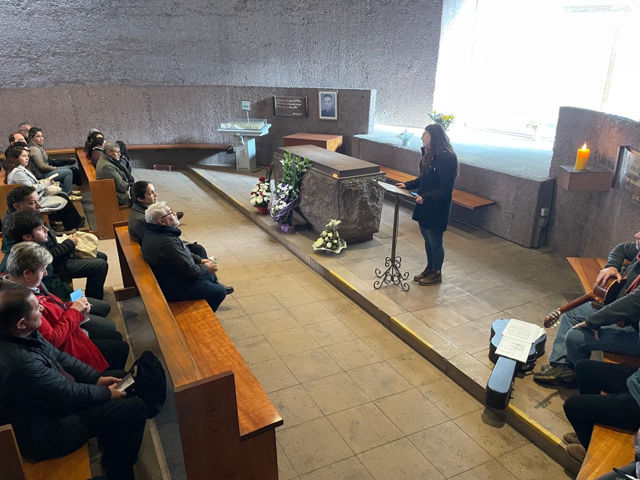 Momento de oración en el Santuario del P. Alberto Hurtado durante la visita de la delegación