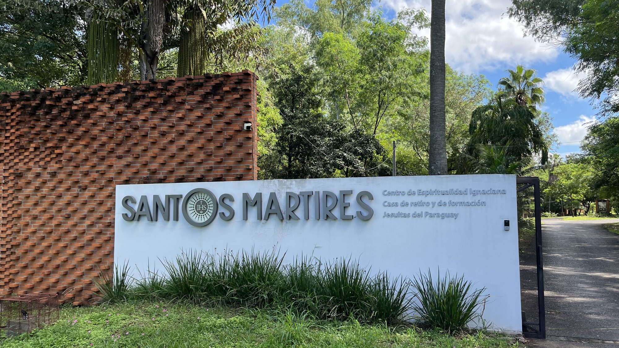 Acceso al Centro de Espiritualidad Santos Mártires, Limpio