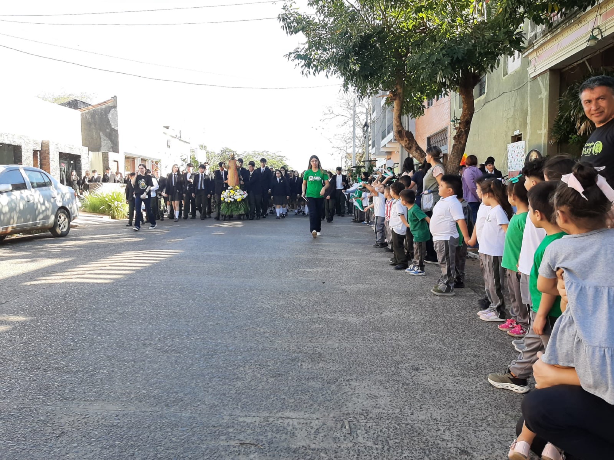 Procesión de estudiantes del Colegio San Roque González por las calles de Paraguarí