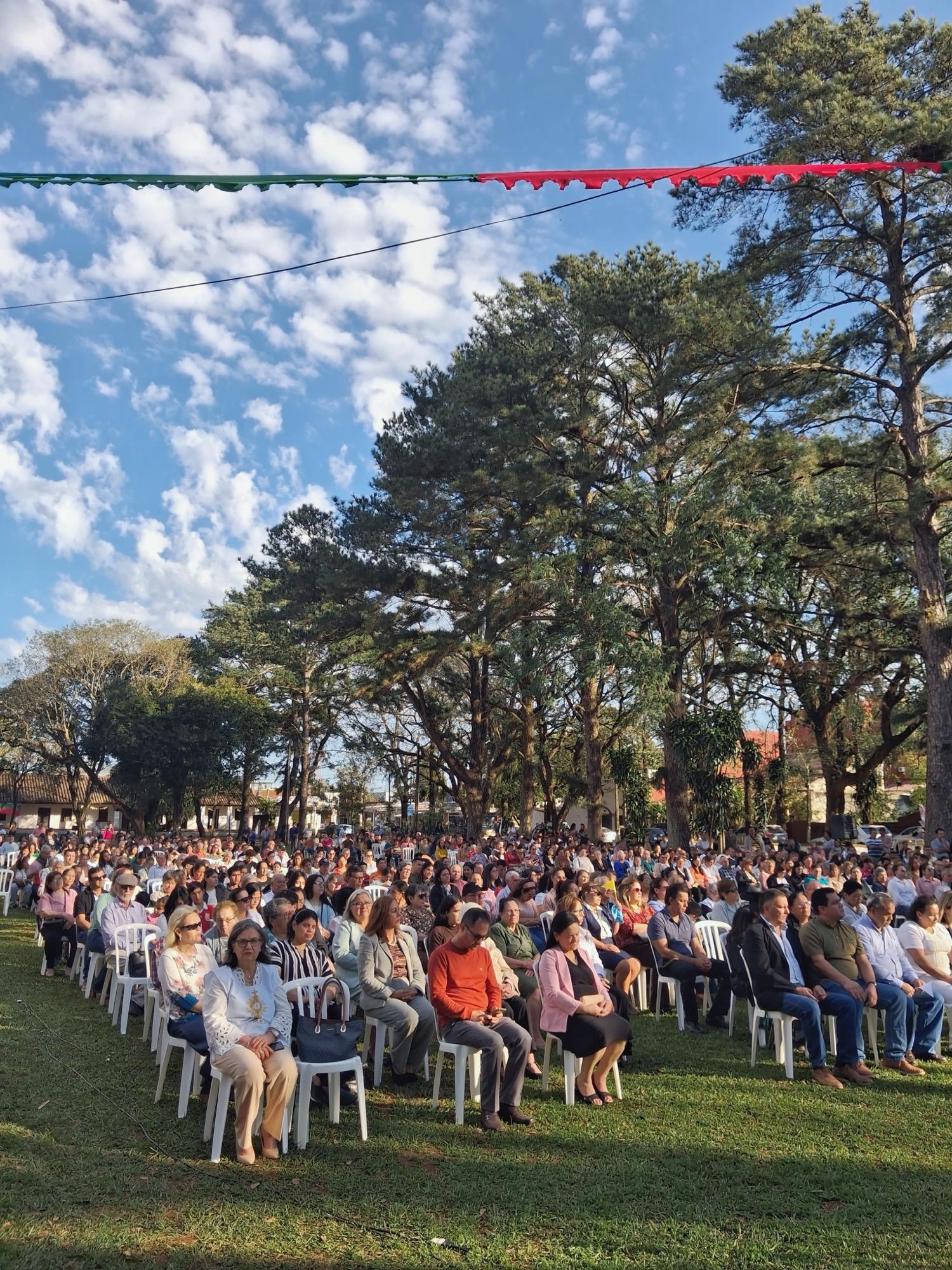 Numerosa asamblea reunida al aire libre para la misa de San Ignacio en Misiones