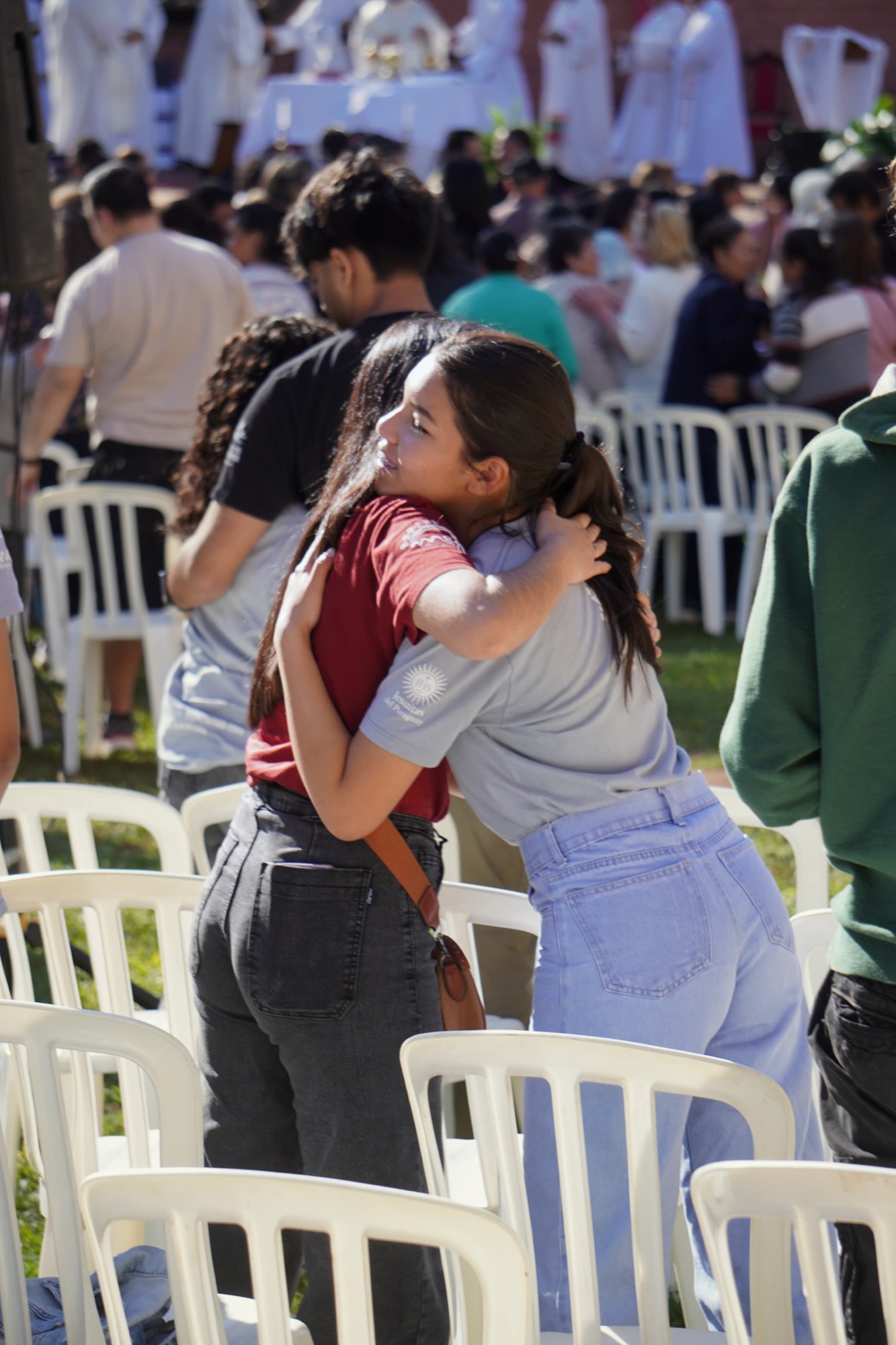 Gesto de la paz entre jóvenes durante la Eucaristía de San Ignacio en Misiones