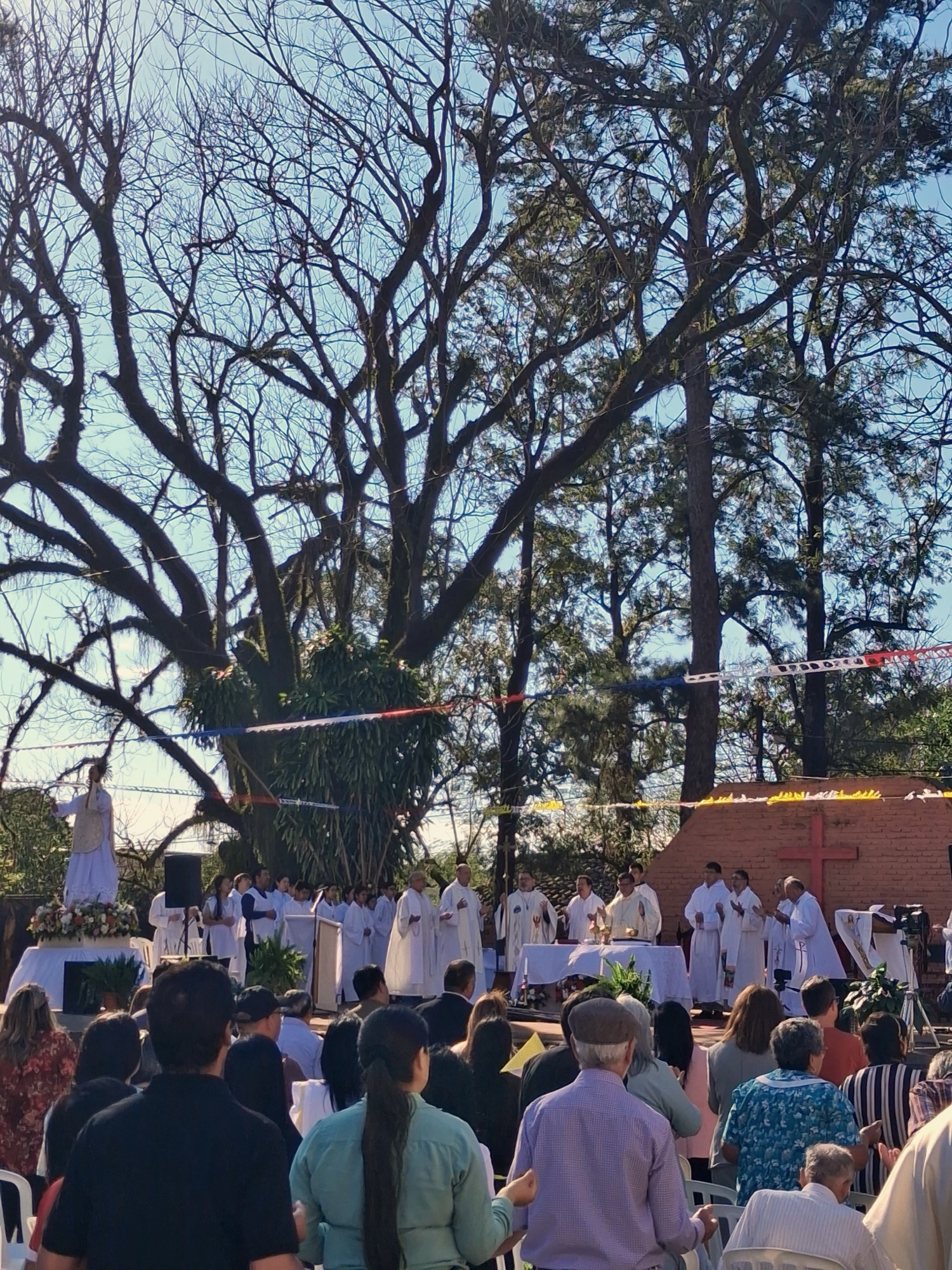 Celebración eucarística al aire libre en San Ignacio, Misiones, junto al altar