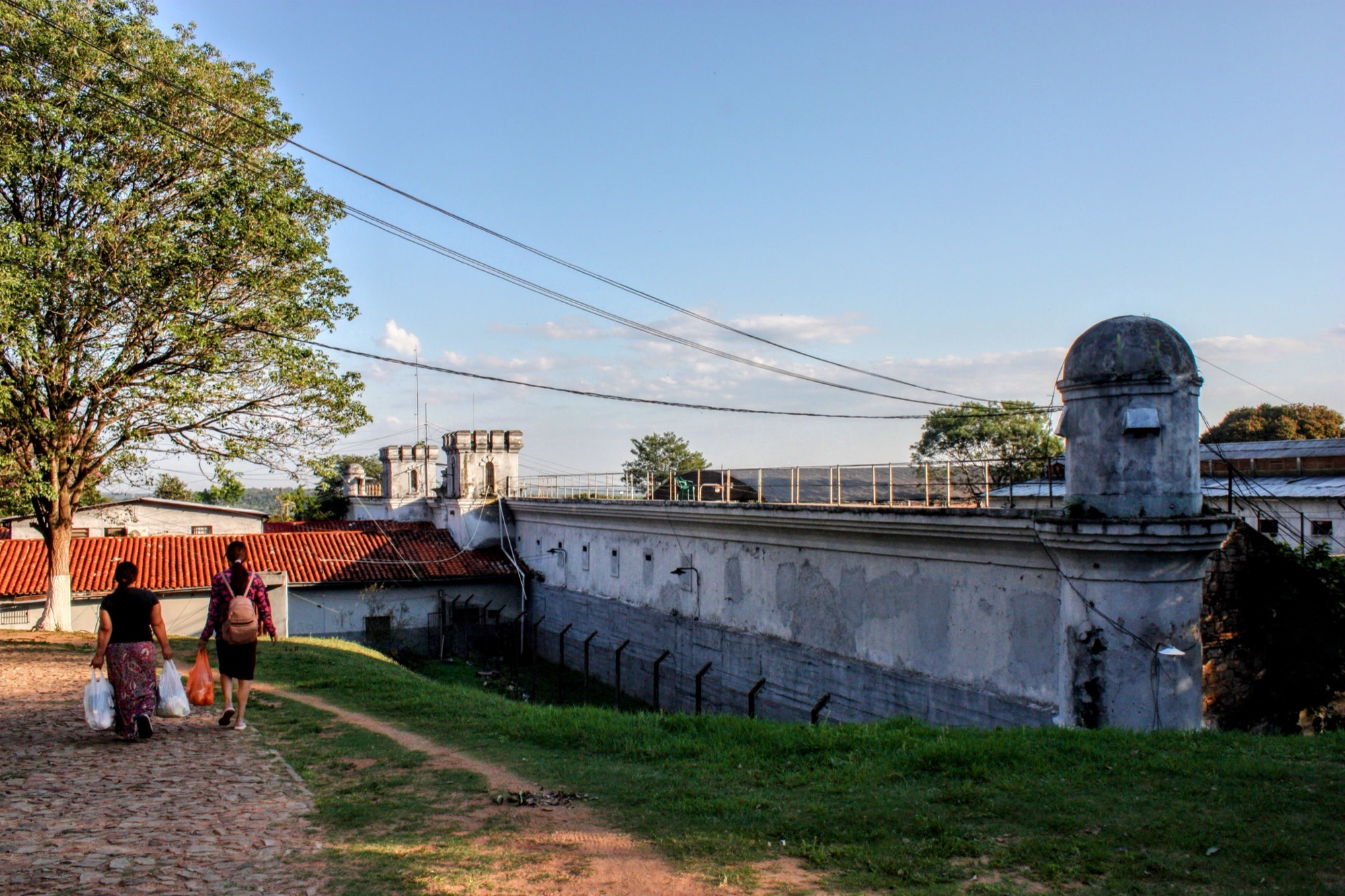 Muros históricos de la antigua penitenciaría de Emboscada al atardecer