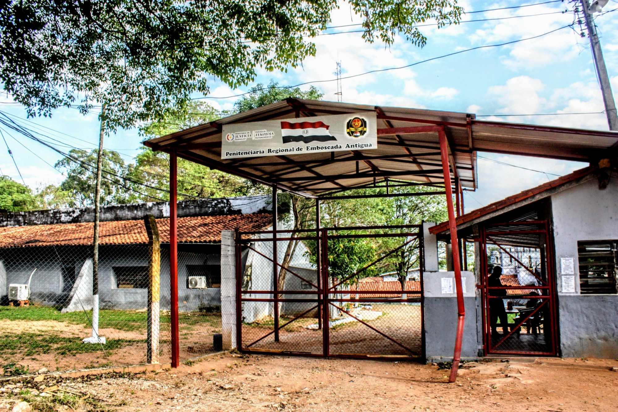 Acceso a la Penitenciaría Regional de Emboscada, donde Fe y Alegría acompaña a personas privadas de libertad