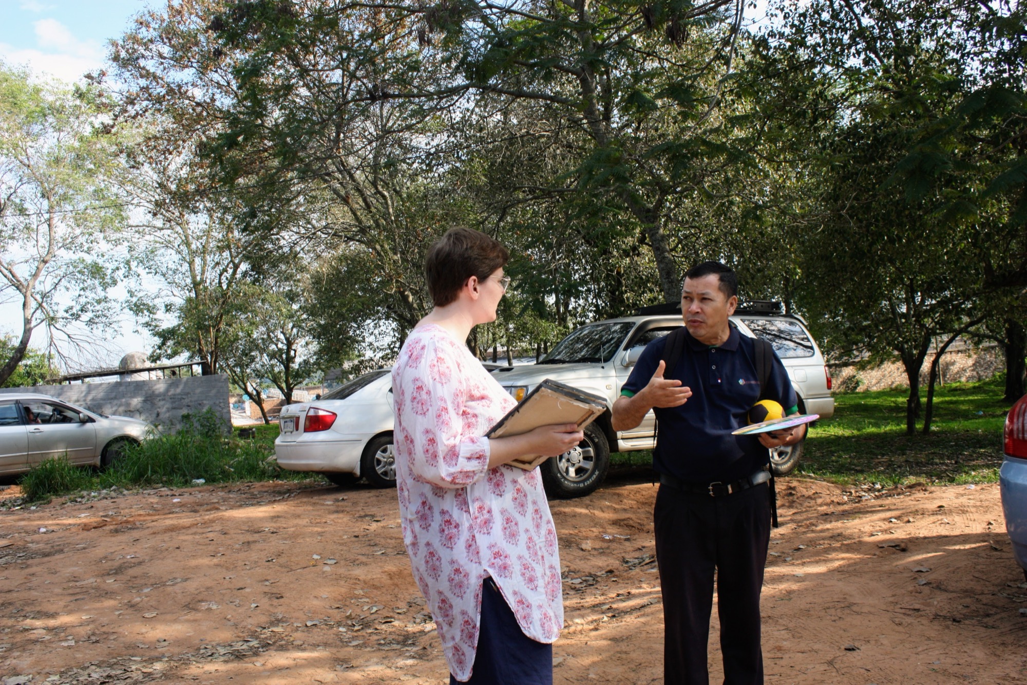 Janina Emmengger dialoga sobre los proyectos con un responsable local de Fe y Alegría