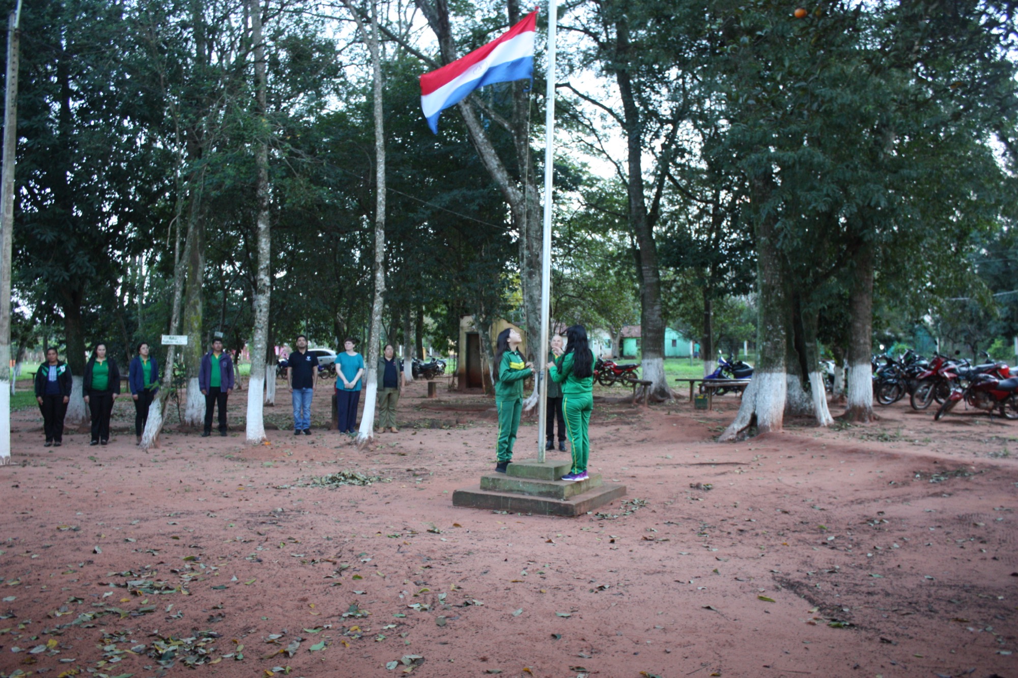 Izamiento de la bandera con la comunidad educativa del Colegio Kamba Rembe