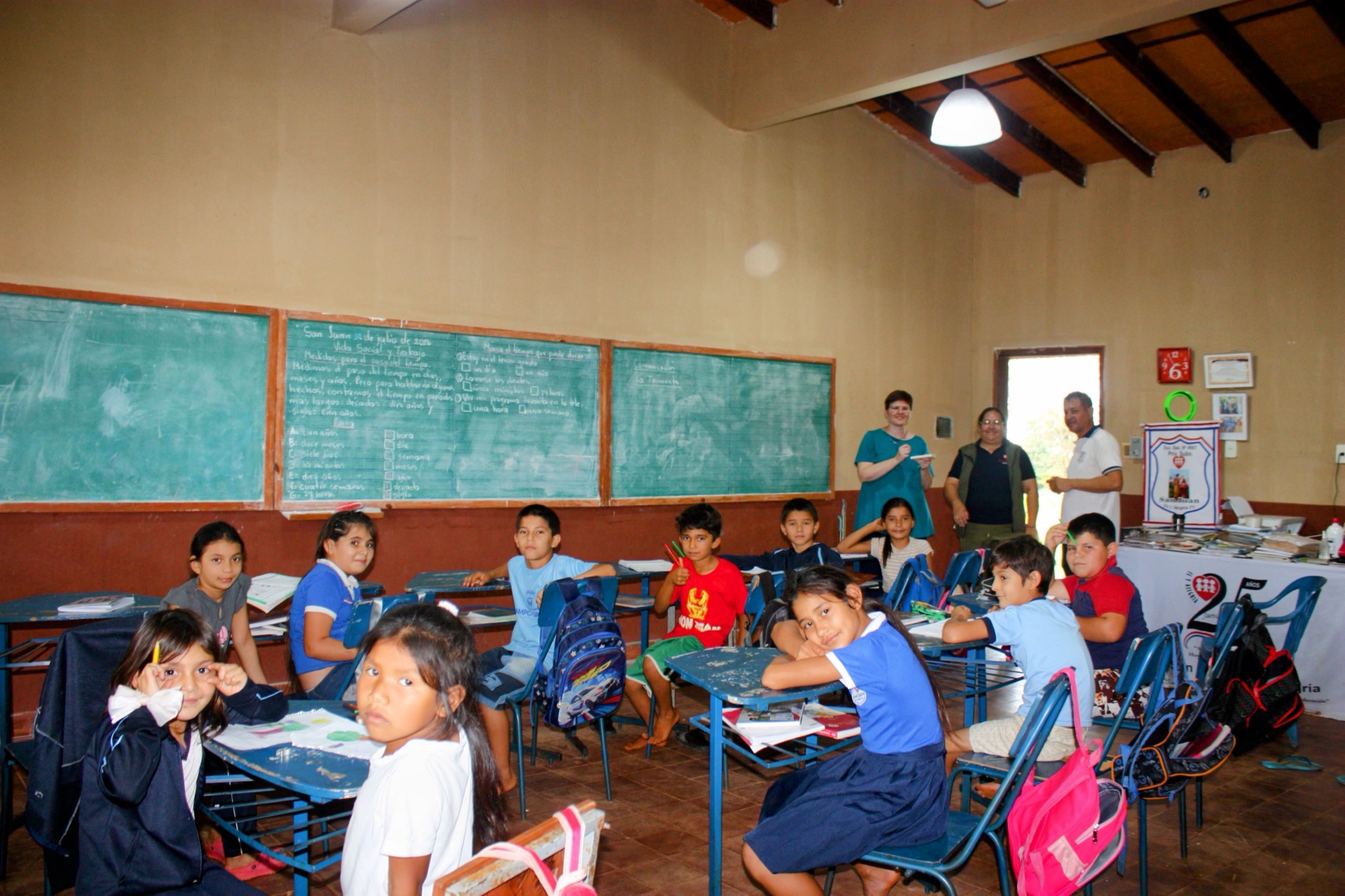 Janina Emmengger junto a estudiantes en un aula del Colegio Kamba Rembe, en San Pedro