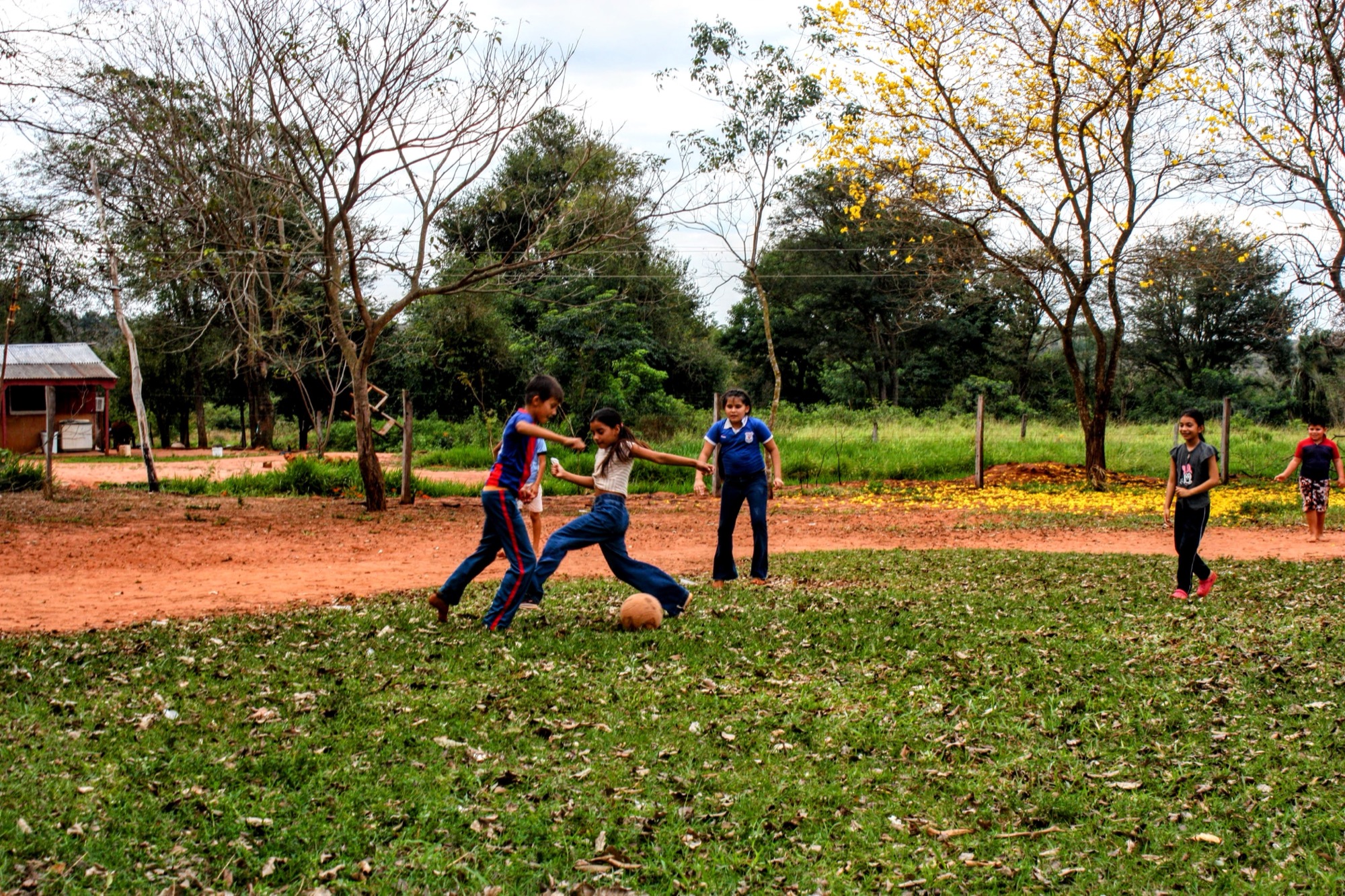 Estudiantes de Kamba Rembe jugando en el predio del colegio