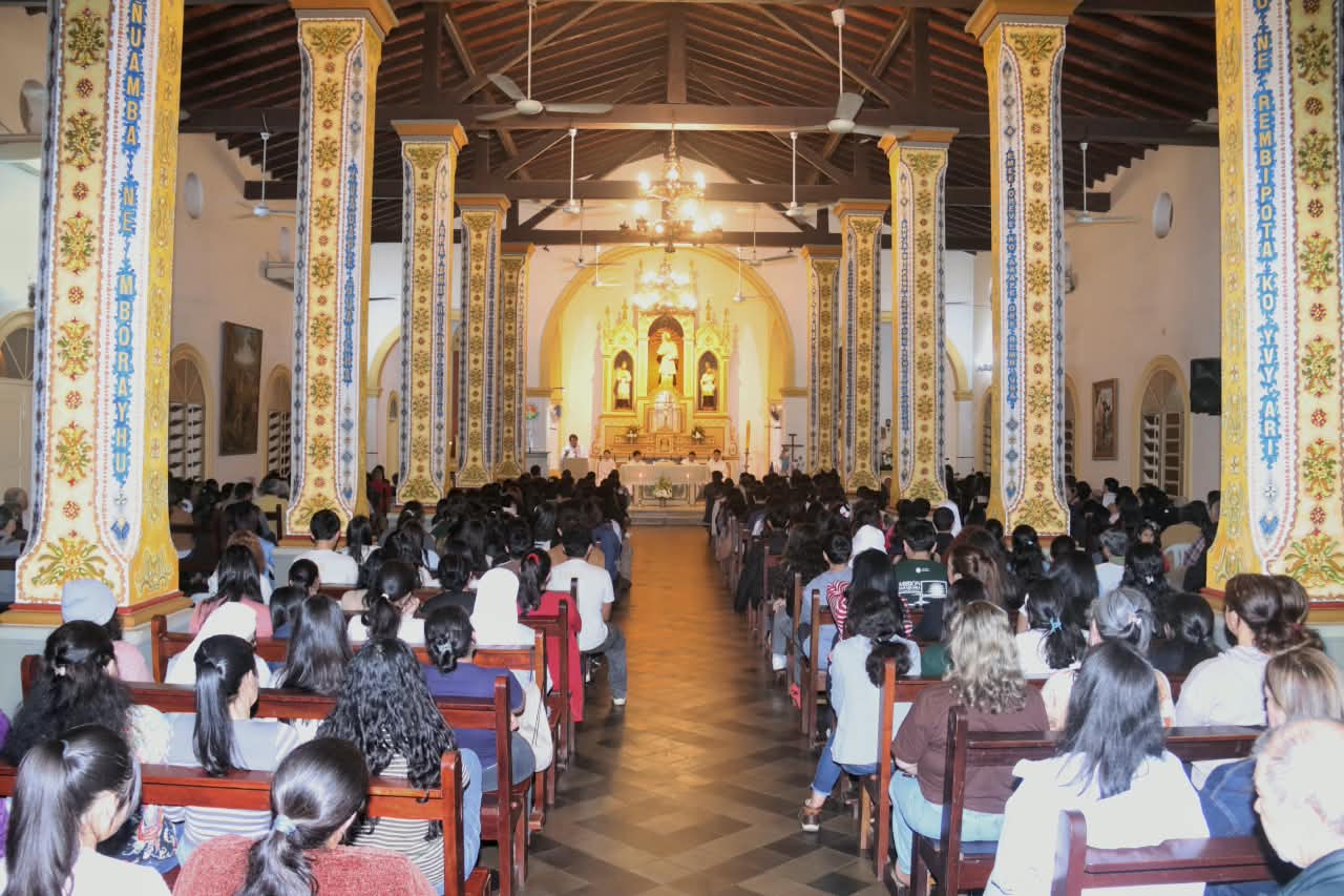 Templo repleto de jóvenes