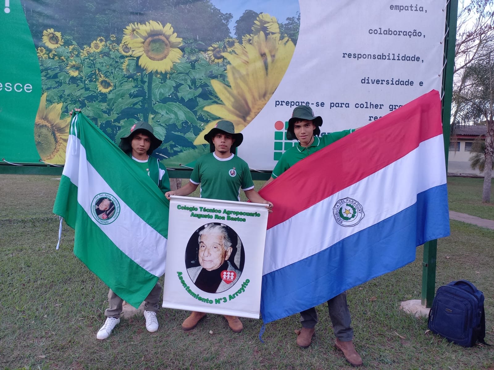 Estudiantes del Colegio Técnico Agropecuario Augusto Roa Bastos con la bandera de Paraguay y el estandarte del colegio en la Olimpiada Brasileña Agropecuaria