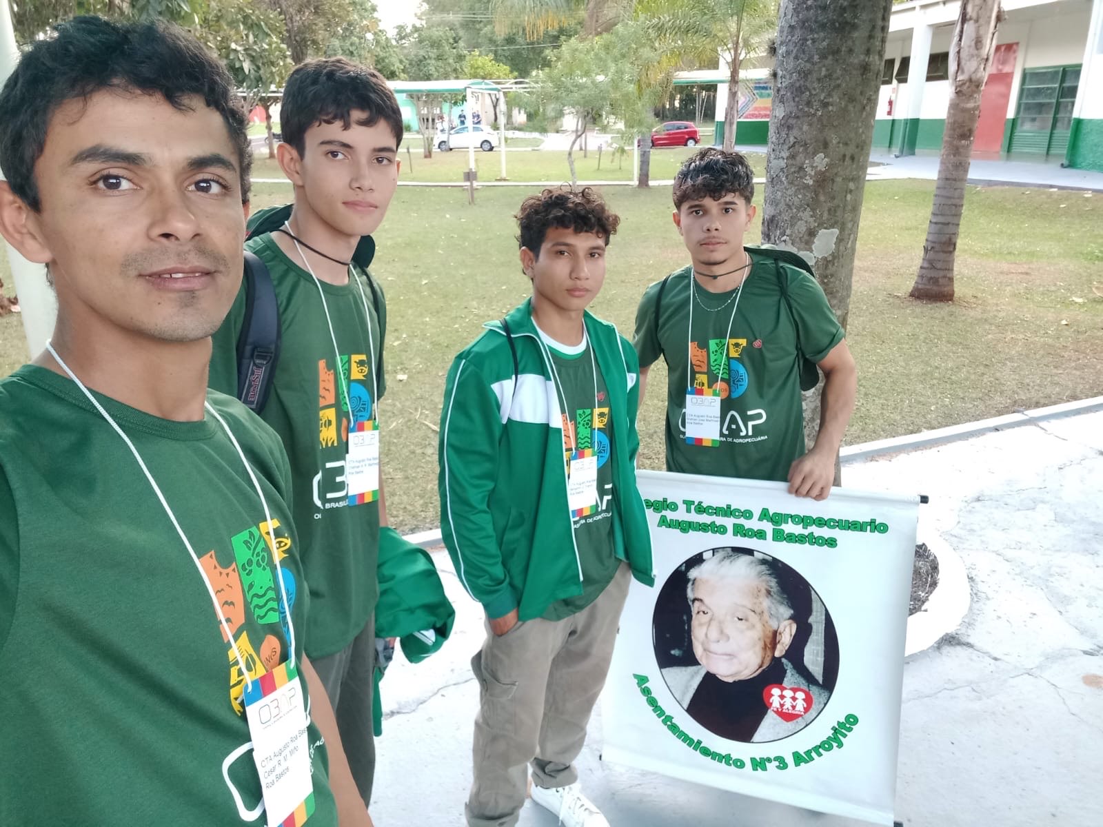 El Ing. César Martínez junto a los tres estudiantes con sus credenciales de la Olimpiada Brasileña Agropecuaria