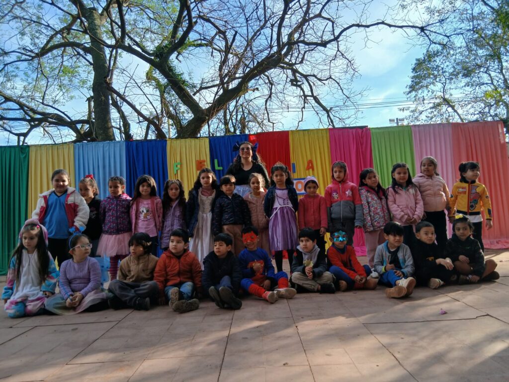 Danzas y juegos en la Escuela Oñondive