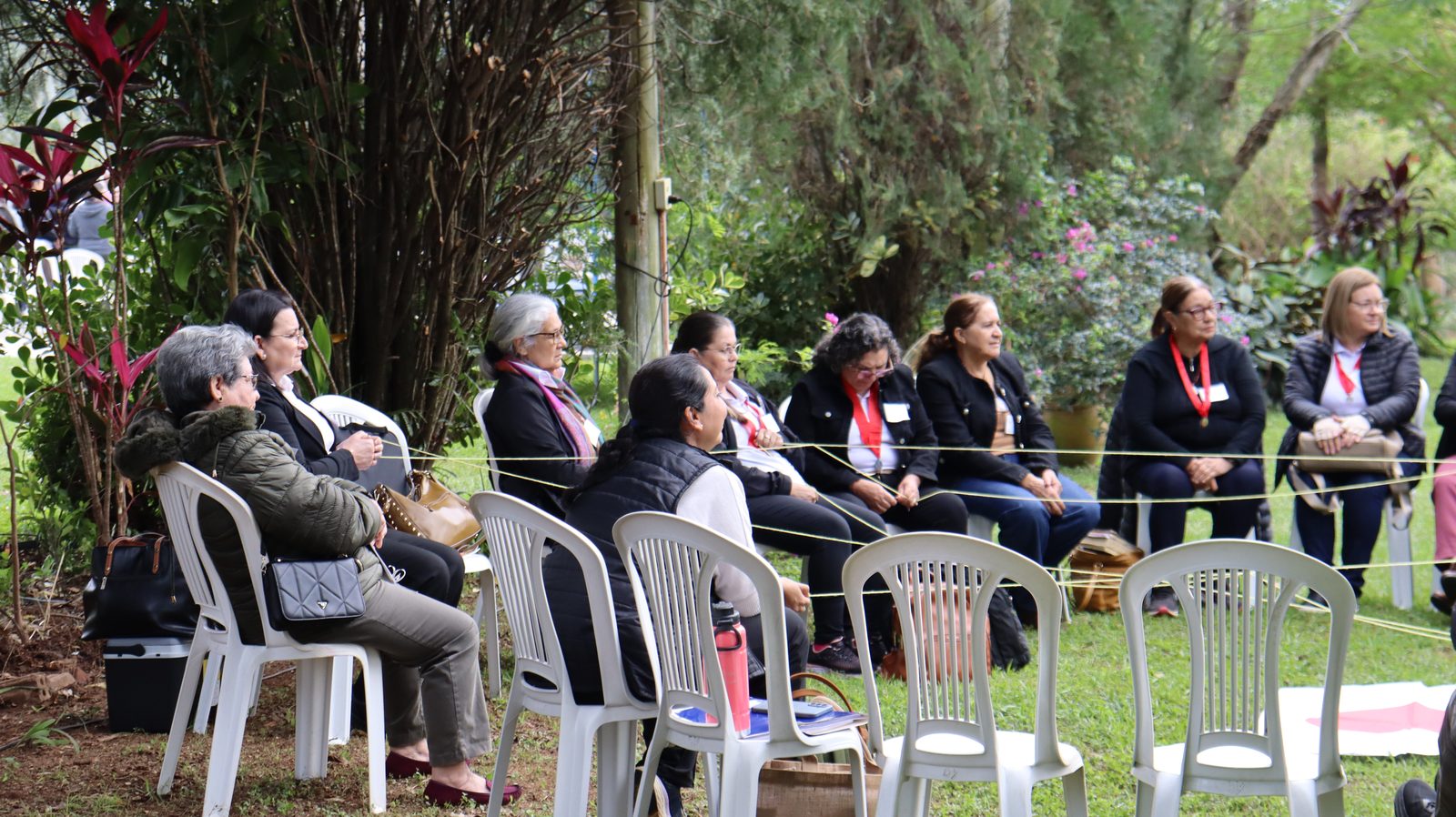 Adultos participando de una dinámica en círculo al aire libre
