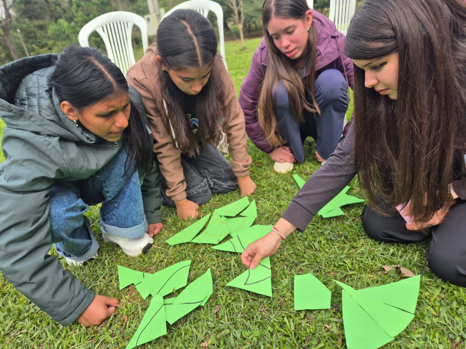 Jóvenes del MEJ armando una dinámica sobre el césped
