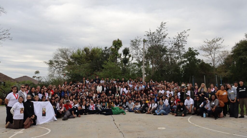 Foto grupal de más de 300 participantes del encuentro de la RMOP Paraguay