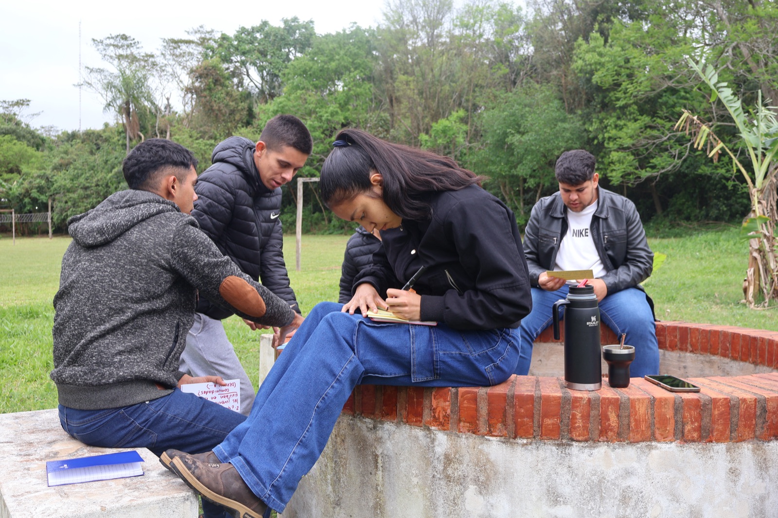 Jóvenes trabajando al aire libre durante el Encuentro de Ecología Integral
