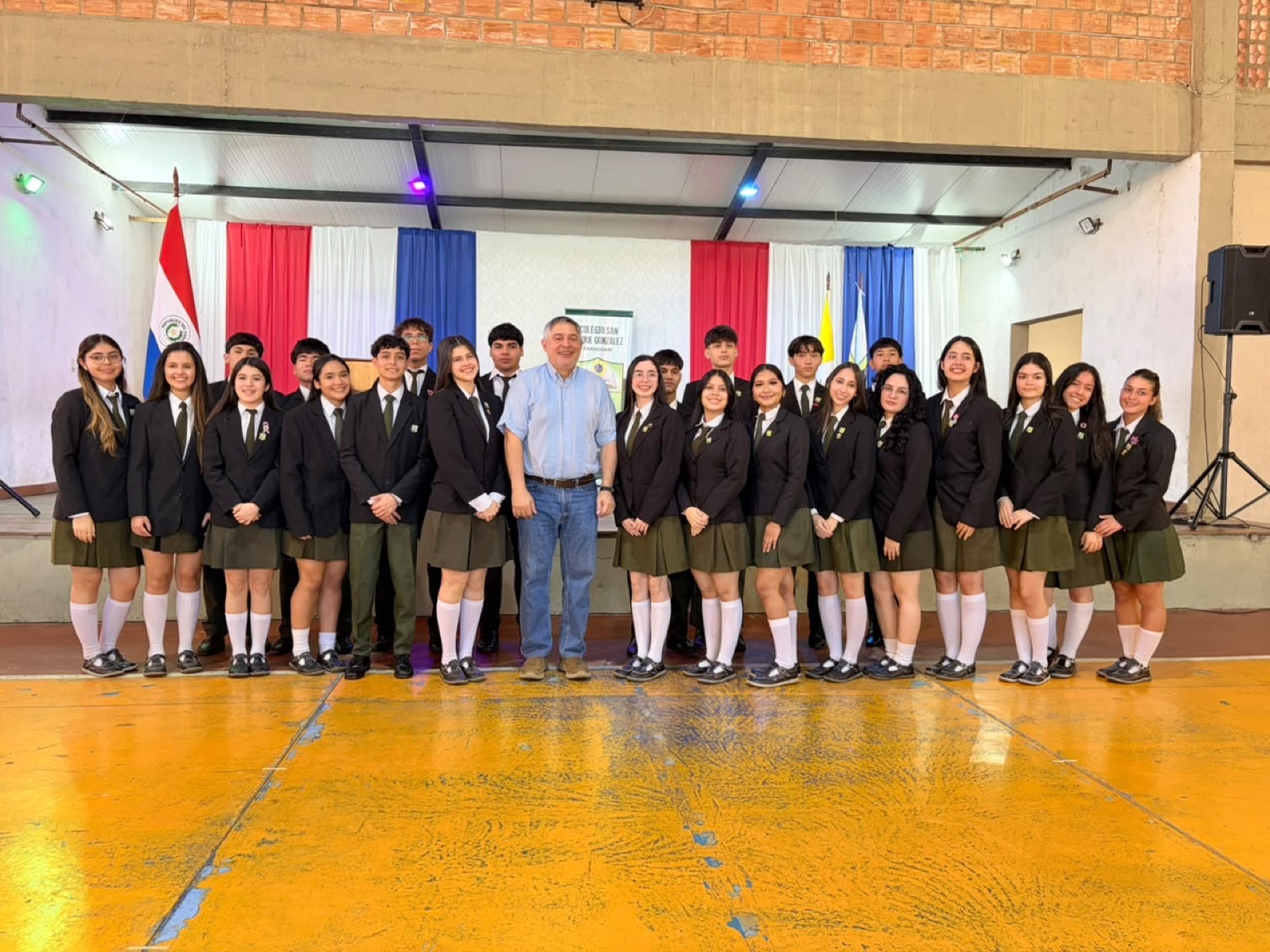 Estudiantes del Nivel Medio del Colegio San Roque González de Santa Cruz