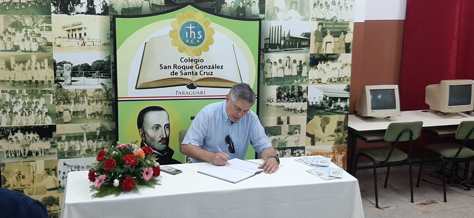 Firma del libro de visitas ilustres del Colegio San Roque González de Santa Cruz