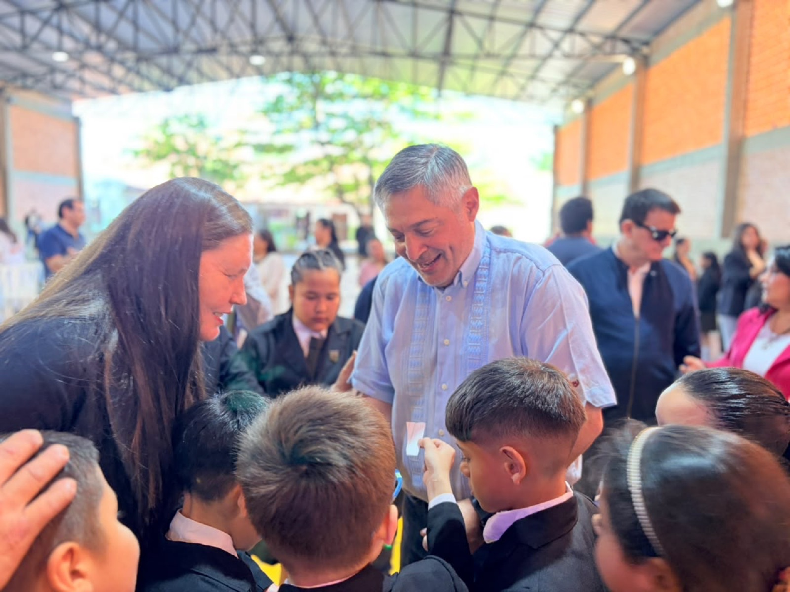 Saludo a los estudiantes durante el recorrido por la institución