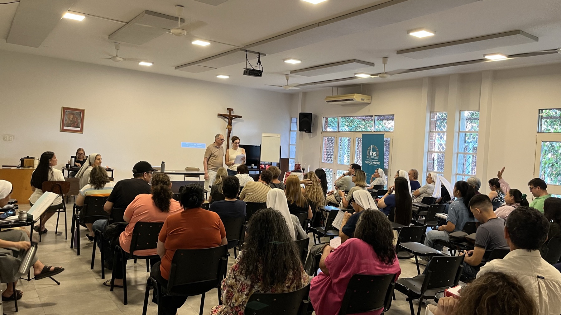 Encuentro en el salón del Centro de Espiritualidad Santos Mártires