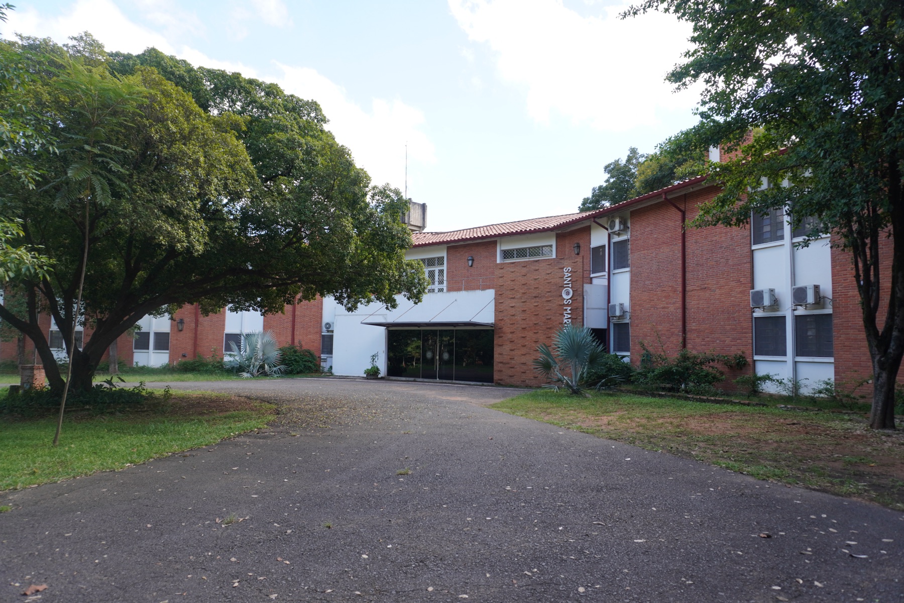 Fachada del Centro de Espiritualidad Santos Mártires