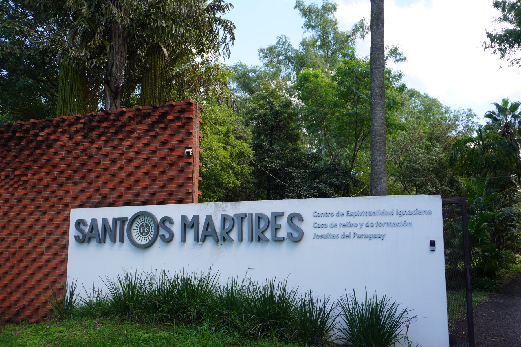 Cartel de acceso al Centro de Espiritualidad Ignaciana Santos Mártires