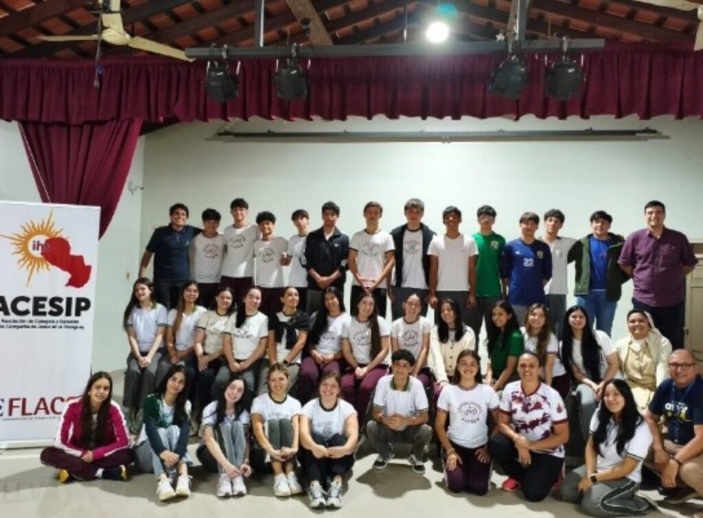 Delegación de los tres colegios jesuitas del Paraguay rumbo al Interjesuítico Pastoral de Posadas