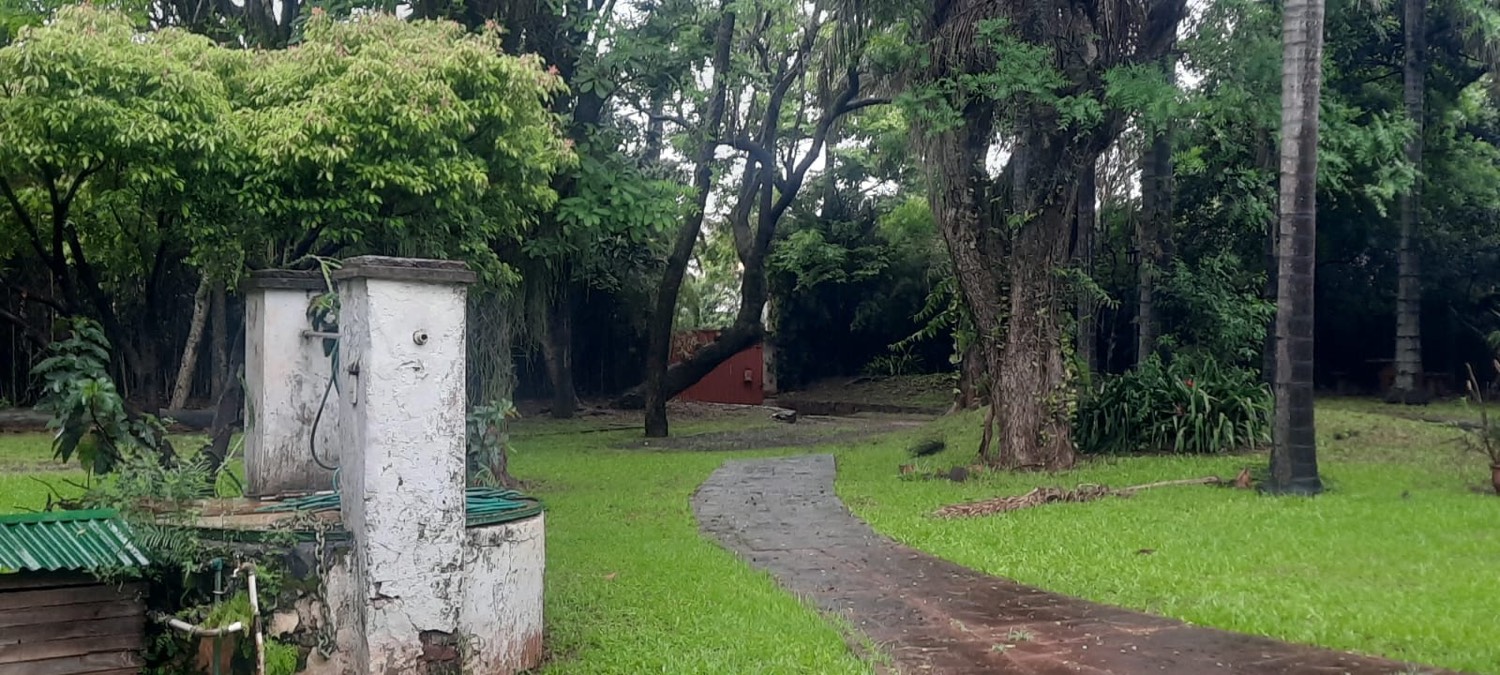 Jardín del Centro Betania con el antiguo aljibe