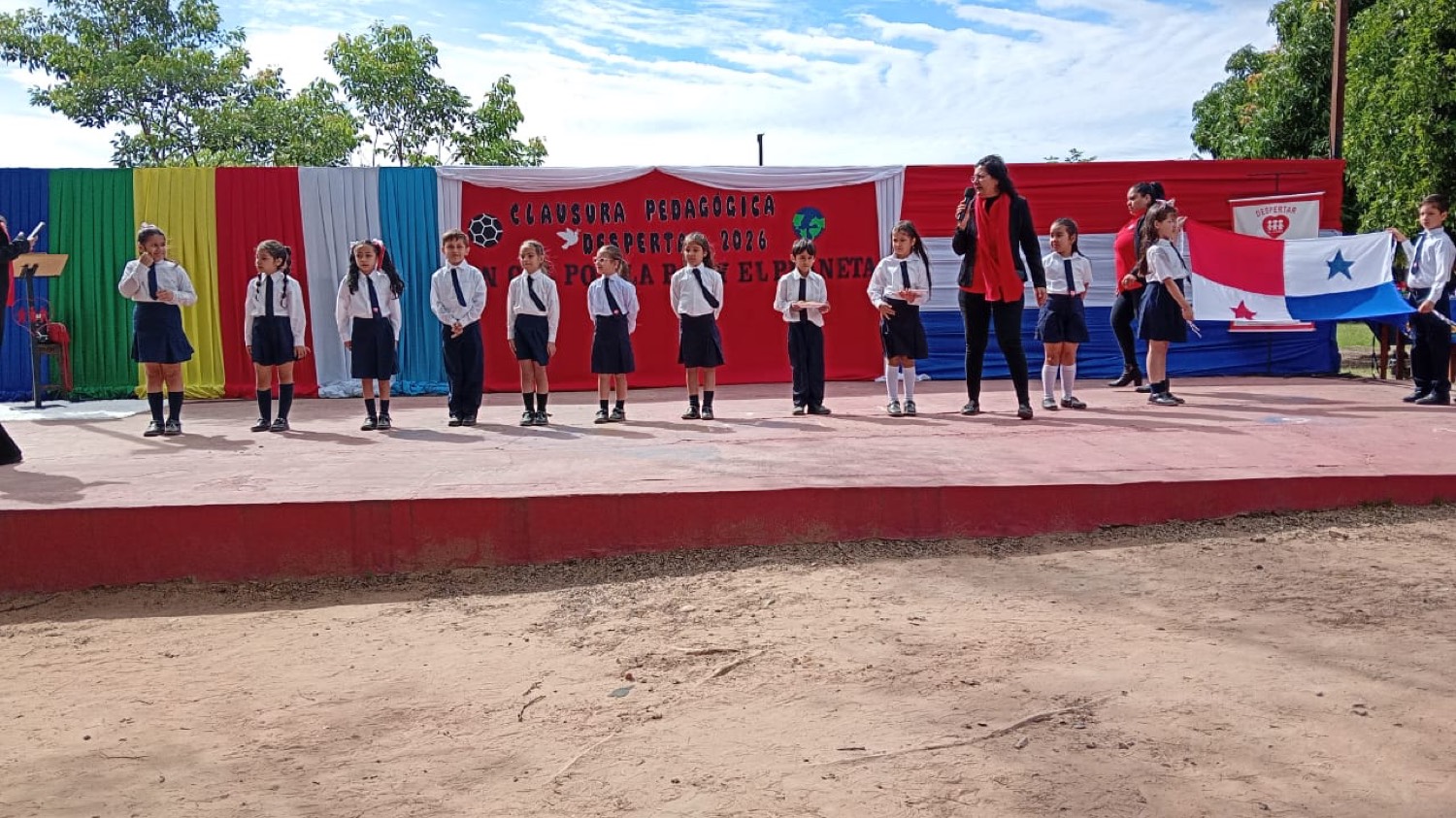 Estudiantes de la Escuela Despertar de Fe y Alegría en el escenario de la clausura pedagógica