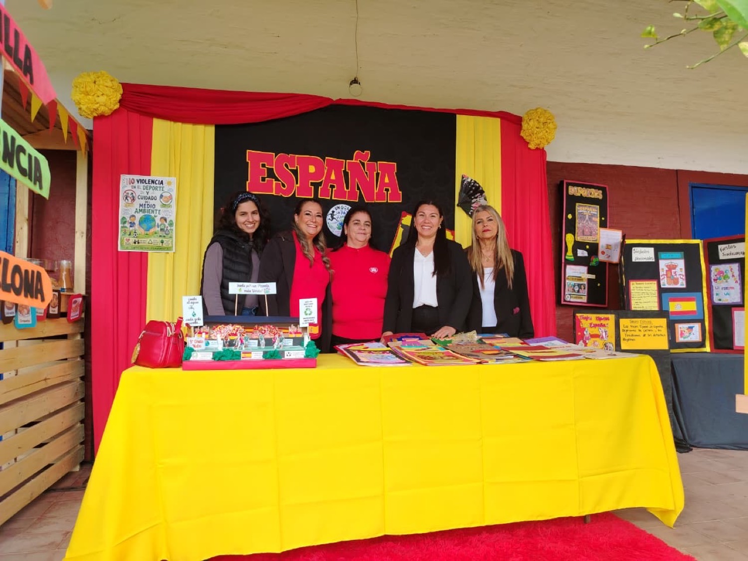 Stand temático de España en la feria pedagógica de la Escuela Despertar