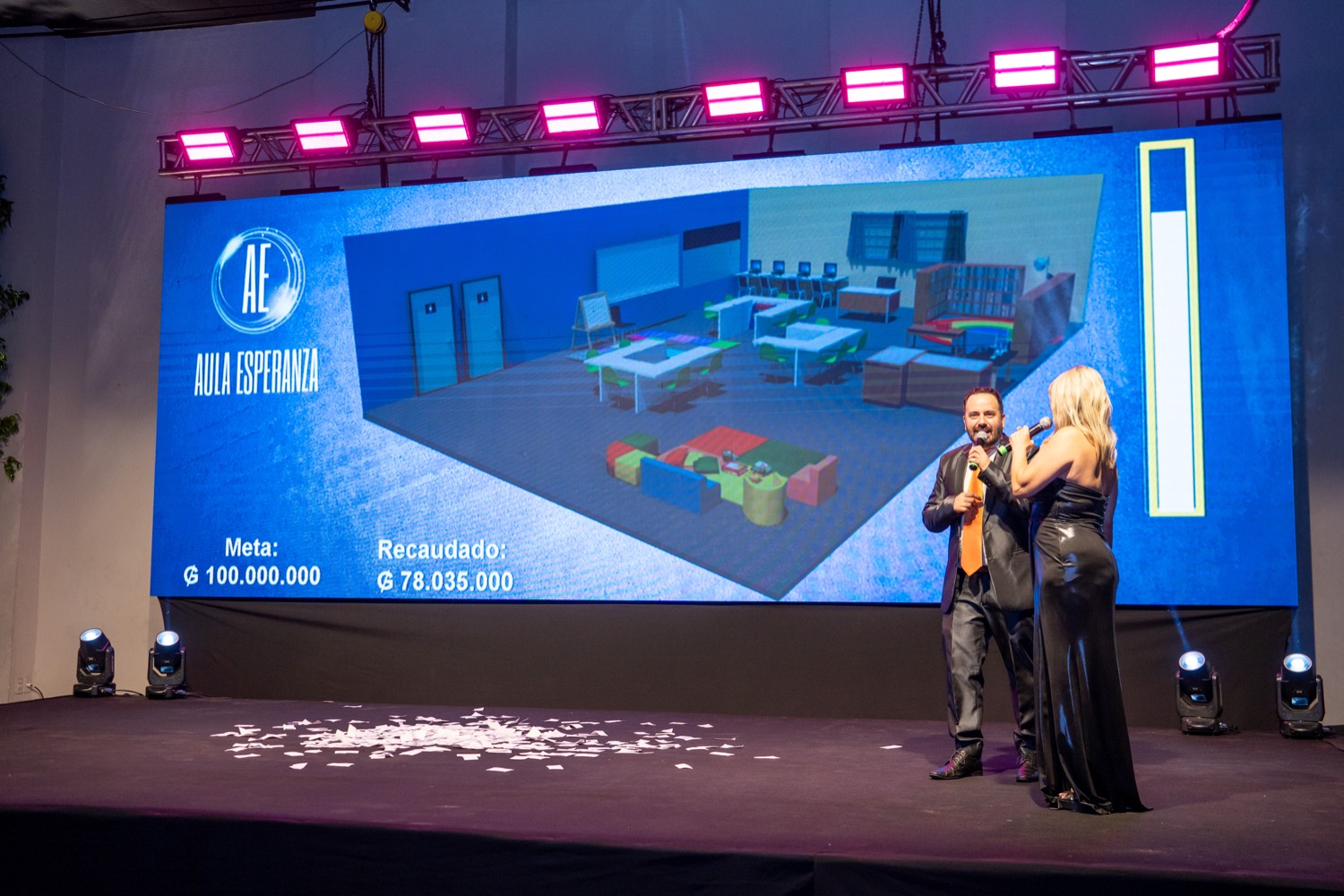 Cena Anual de la Fundación Jesuitas, con la meta de recaudación en pantalla