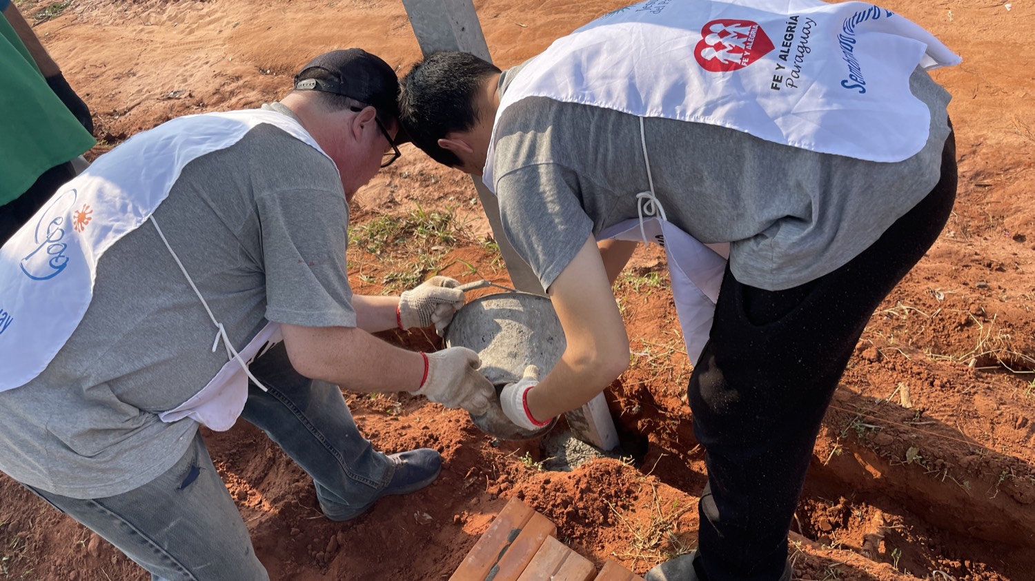 Voluntarios trabajando en una obra apoyada por la Fundación Jesuitas