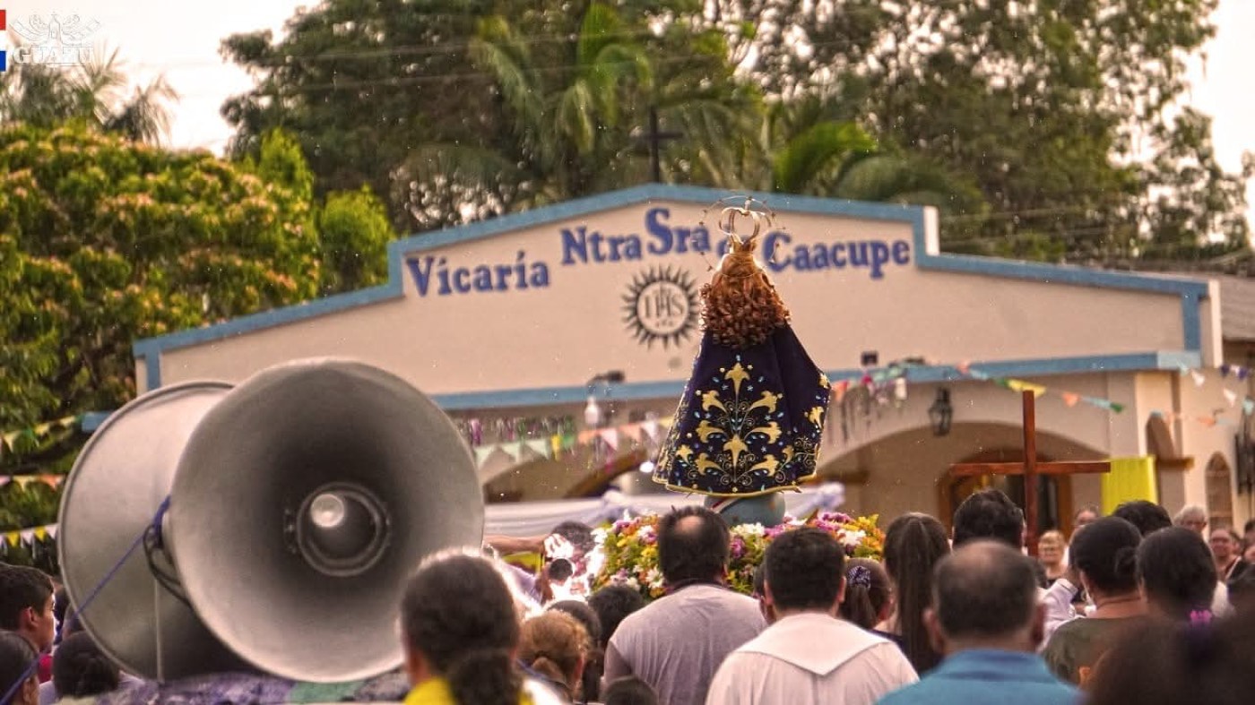 Procesión de la Virgen de Caacupé frente a la Vicaría Nuestra Señora de Caacupé
